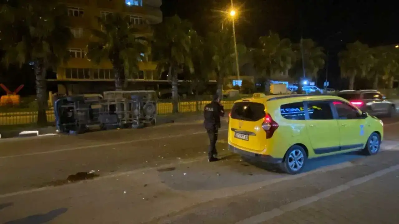 Serik’te Refüje Devrilen Kamyonette 2 Yaralı! Taksi Sürücüsü Firarda 1